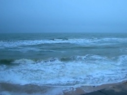 В Кирилловке сильный шторм - бушующее море смывает пляжи (фото)