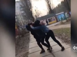 В Киеве девочки-подростки избили девятиклассницу, снимая все на видео