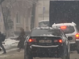 Украину засыпает снегом: дороги парализованы. Первые кадры сорвавшейся стихии