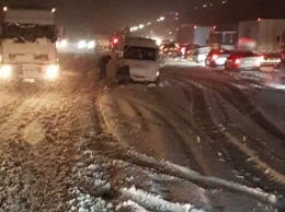 Спасатели области выручают автомобилистов из снежных ловушек