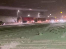 Транспортный коллапс на Днепропетровщине: в снежном плену оказались тысячи авто