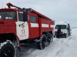 Как в Запорожской области спасали людей из снежного плена - фото