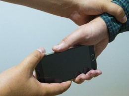 В Геническе судили преступника, который украл мобильный телефон у слепого студента