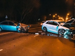 Под Киевом в лобовом столкновении «провальсировали» две Audi: есть пострадавший