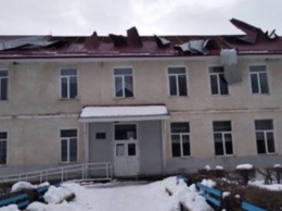 На Прикарпатье ветер сорвал крышу школы, занятия приостановлены