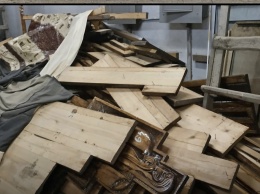 В центре культуры НАУ демонтировали гигантское резное деревянное панно