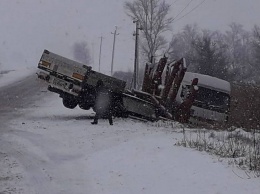 На трассе Днепр-Никополь перевернулся грузовик