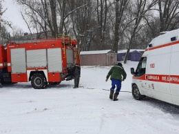 В Днепре спасатели освободили скорую помощь из снежного плена
