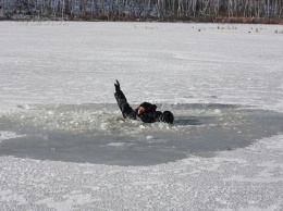 Под Житомиром рыбак провалился под лед и полчаса кричал о помощи