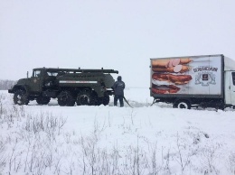 Запорожские спасатели отбуксировали из кюветов скорую" помощь, маршрутку, 22 грузовика и 3 легковых авто