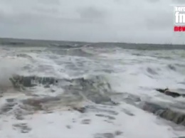 Мощный шторм в Крыму: впечатляющие видео дикой стихии