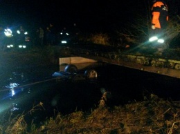 Под Днепром автомобиль упал с моста в реку: погибла 19-летняя девушка