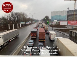 Въезды в Киев и центр столицы блокировали дальнобойщики, которые требуют изменить правила грузовых перевозок. Фото и видео