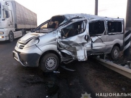 На Николаевщине перевернулся и влетел в отбойник микроавтобус: семь раненых