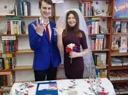 Мелитопольская библиотека в День влюбленных "поженила" четыре пары (ФОТО)