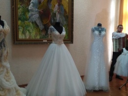 В Черновцах представили выставку платьев, которые шьют в "свадебном" селе