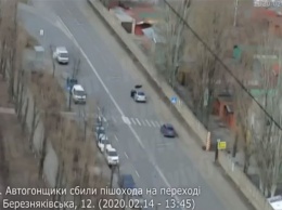 Подбрасывает вверх и перекручивает: как в Киеве сбивают пешехода на переходе. ВИДЕО