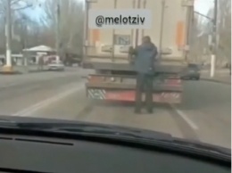 Мужчина в Мелитополе озадачил безрассудством (видео)