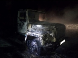Под Днепром в лесополосе горел грузовик: водитель разыскивается, - ФОТО