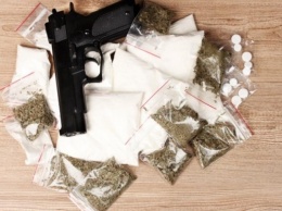 Наркотики и оружие - необычные находки правоохранителей в учебных заведениях на Херсонщине