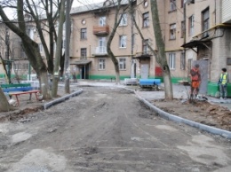 В Мелитополе приводят в порядок дворы, которые не видели ремонта 70 лет (фото)