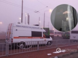 В защитных костюмах, автобусы обклеивают скотчем: как украинцев ждут из Уханя. Фоторепортаж