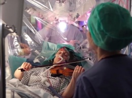 Скрипачка играет, пока хирурги удаляют опухоль из ее мозга