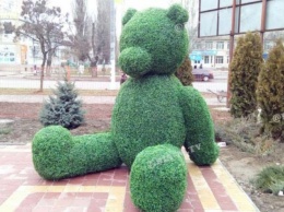 Мелитопольский зеленый медведь продолжает рассыпаться на части (ФОТО)