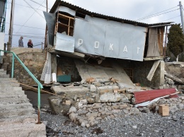 В Малореченском на пляже штормом размыло подпорную стену