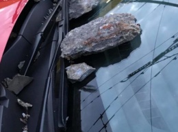 В Киеве отвалившиеся с Дегтяревского моста куски разбили автомобиль (фото)