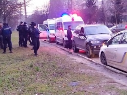Во Львове среди дня выкрали человека: появилось видео драки с похитителями