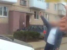 В центре Черновцов мужчина угрожал взорвать гранату: видео