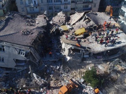 Смертельное землетрясение в Турции, нокаут Деонтея Уайлдера и гибель автора фигурки LEGO-человечка: ТОП новостей дня