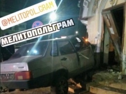 Удивительное совпадение - два автомобиля в Мелитополе влетели в ресторан при одинаковых обстоятельствах (видео)