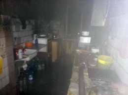 В Павлограде спасатели выводили людей из горящего общежития