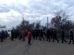 Протесты против эвакуированных из Китая у Порошенко пояснили "украинскими скрепами"