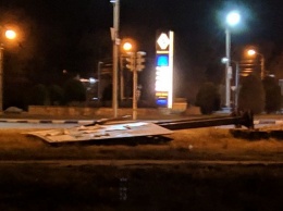 В Никополе на Первомайской сильный ветер сломал билборд