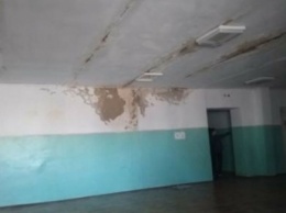 В школе в Мелитополе вода течет с потолка десять лет (фото)