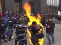 Протестующий поджог себя под Офисом президента, чтобы его услышали, видео