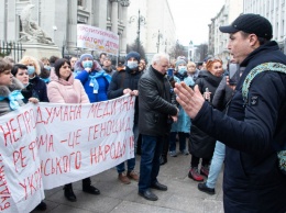 Самоподжег, маты и Евангелие: что происходило на митингах под Офисом президента в Киеве