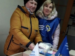 На Днепропетровщине подарки женщинам «красной» зоны Донбасса собирали «всем миром»