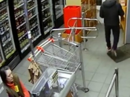 Украл деньги, собранные для онкобольных детей: вор в полтавском магазине попал на видео