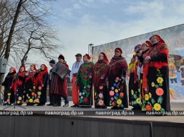 Блины, чучело Зимы и народные обряды - в Павлограде отмечают Масленицу (ФОТО)
