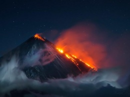 Самый высокий вулкан России начал извергаться, выбрасывая пепел на 6 километров вверх