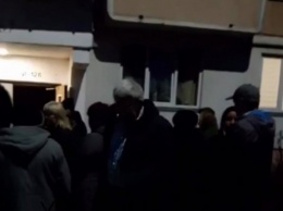 В Черновцах соседи больного коронавирусом устроили протест, требуя изолировать его жену