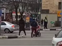 В Харькове мамаша с коляской бросалась под автомобили: пугающее ВИДЕО