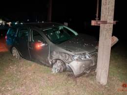 В Подгородном столкнулись Renault и Ford: автомобиль въехал в столб
