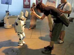 Инженеры Google заставили робота самостоятельно учиться ходить