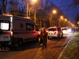 В Никополе на Патриотов Украины внедорожник врезался в "Таврию"