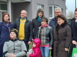 «Чужих детей не бывает»: землячество Донбасса обеспечило жильем мальчика-переселенца, пострадавшего от войны